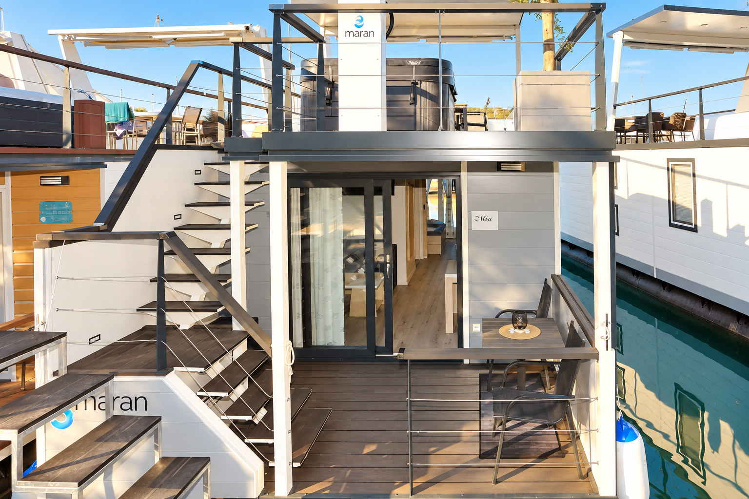 Zunanjost in stopnice — Floating house Maui