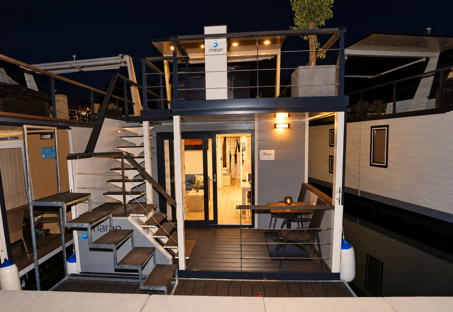 Maui ob večeru — Floating house Maui